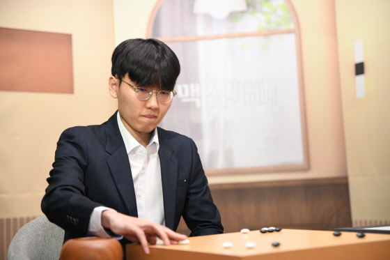 신진서, 맥심커피배 2연패까지 1승 남겨